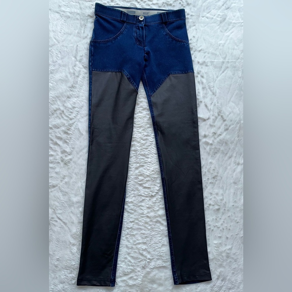 Jeans y cuero vegano
